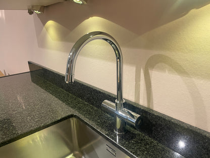 05205 - Landelijke keuken met ingebouwde kastenwand