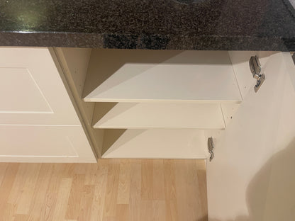 05205 - Landelijke keuken met ingebouwde kastenwand