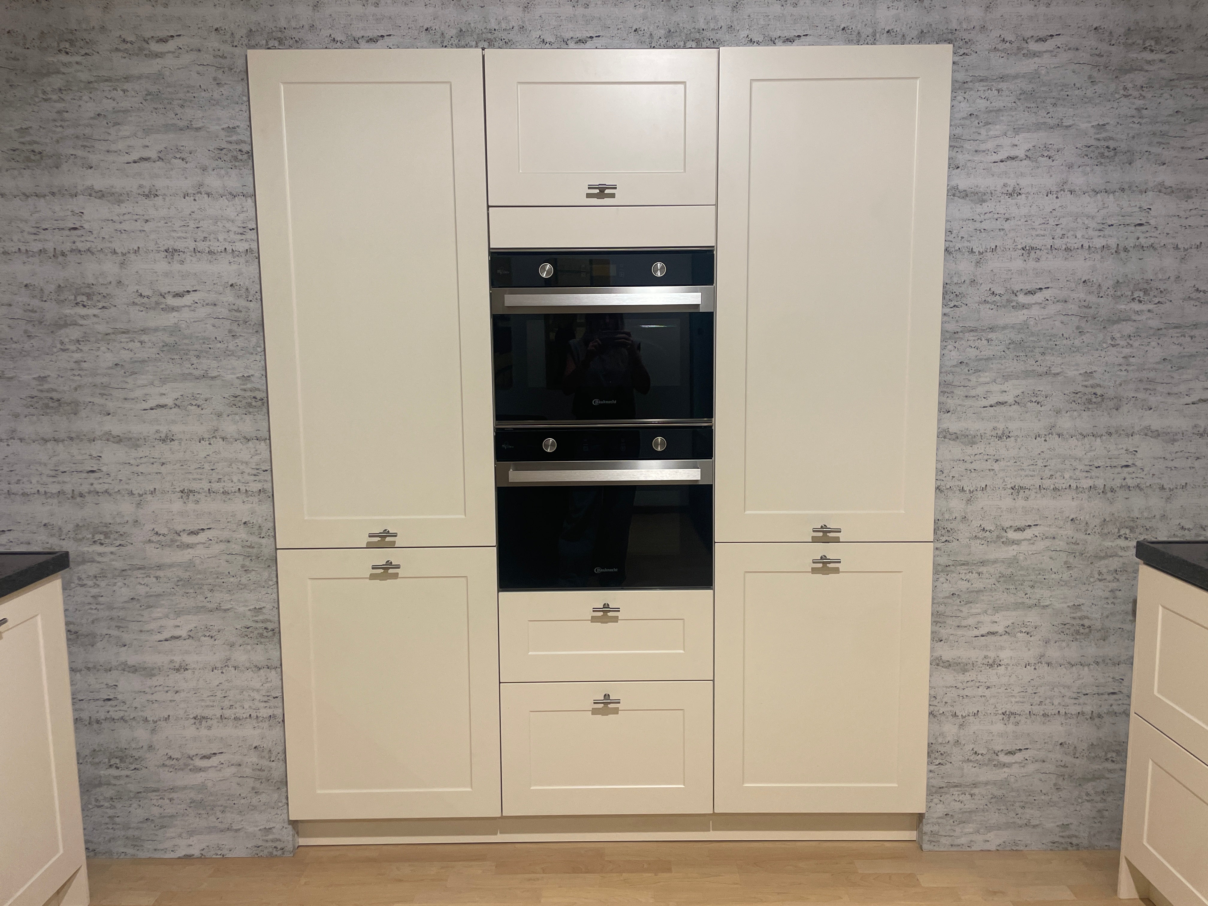 05205 - Landelijke keuken met ingebouwde kastenwand