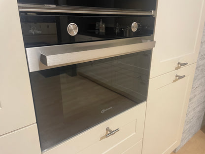05205 - Landelijke keuken met ingebouwde kastenwand