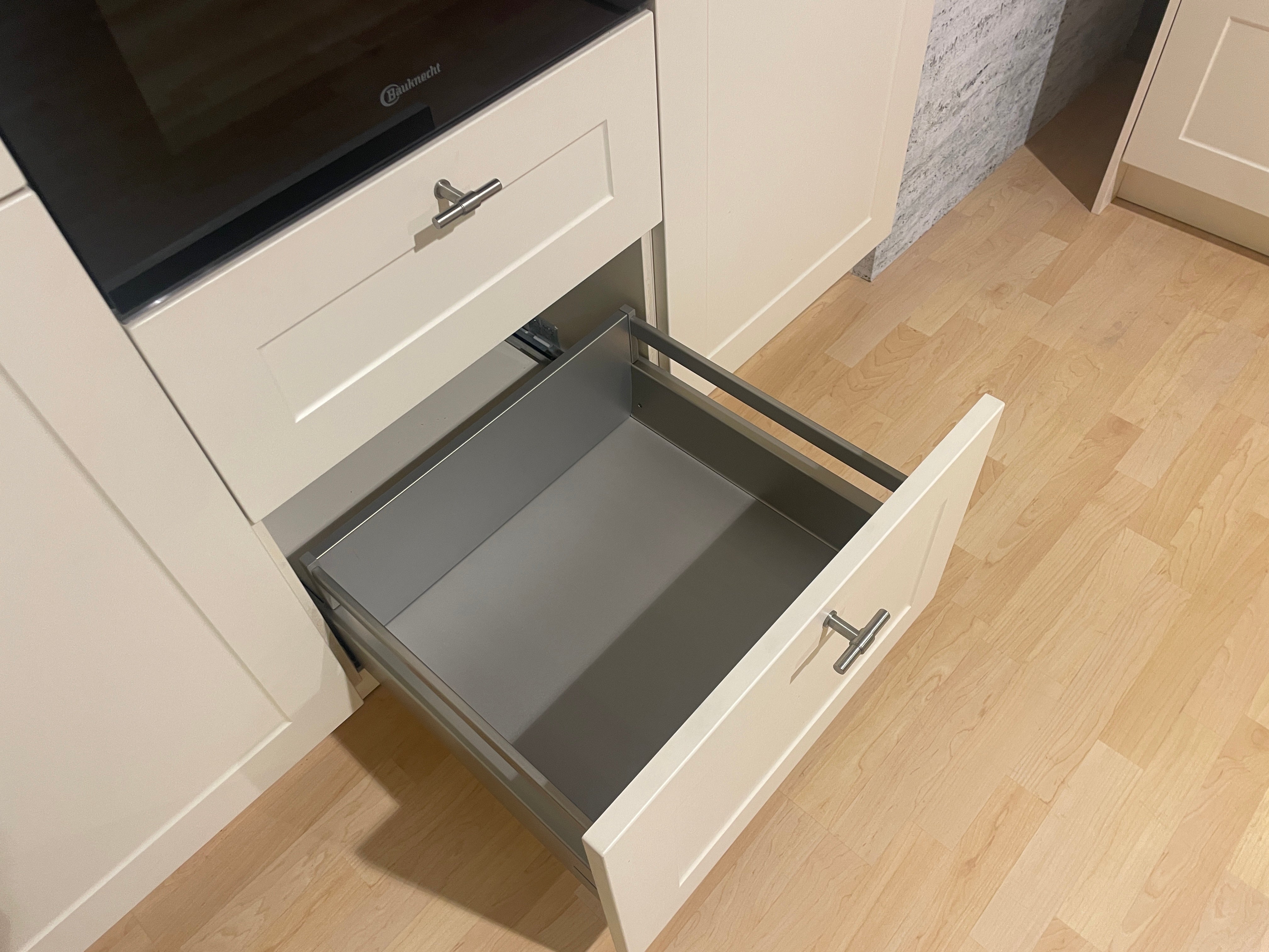 05205 - Landelijke keuken met ingebouwde kastenwand