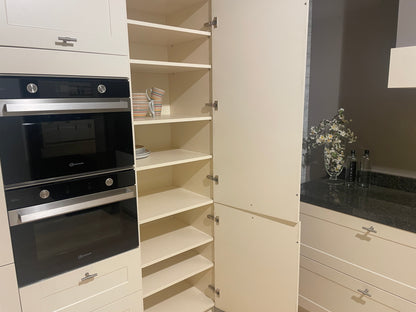 05205 - Landelijke keuken met ingebouwde kastenwand