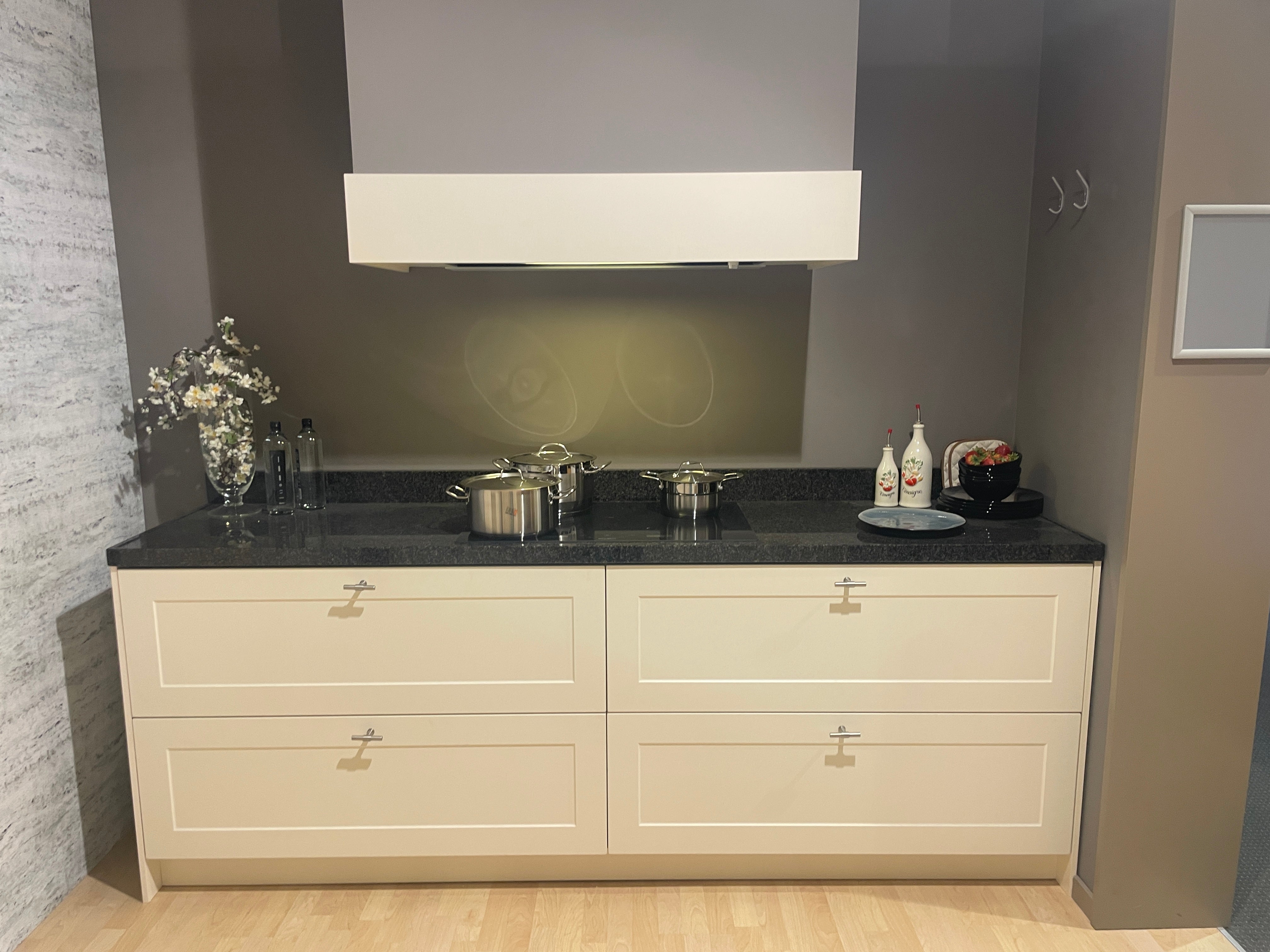 05205 - Landelijke keuken met ingebouwde kastenwand