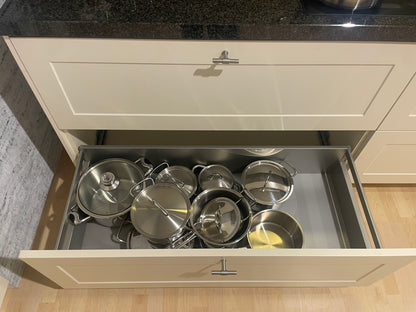 05205 - Landelijke keuken met ingebouwde kastenwand