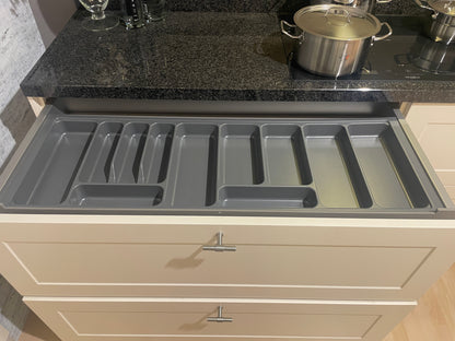 05205 - Landelijke keuken met ingebouwde kastenwand