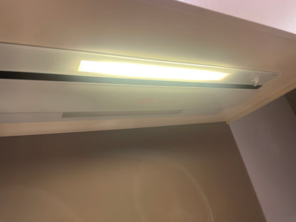05205 - Landelijke keuken met ingebouwde kastenwand