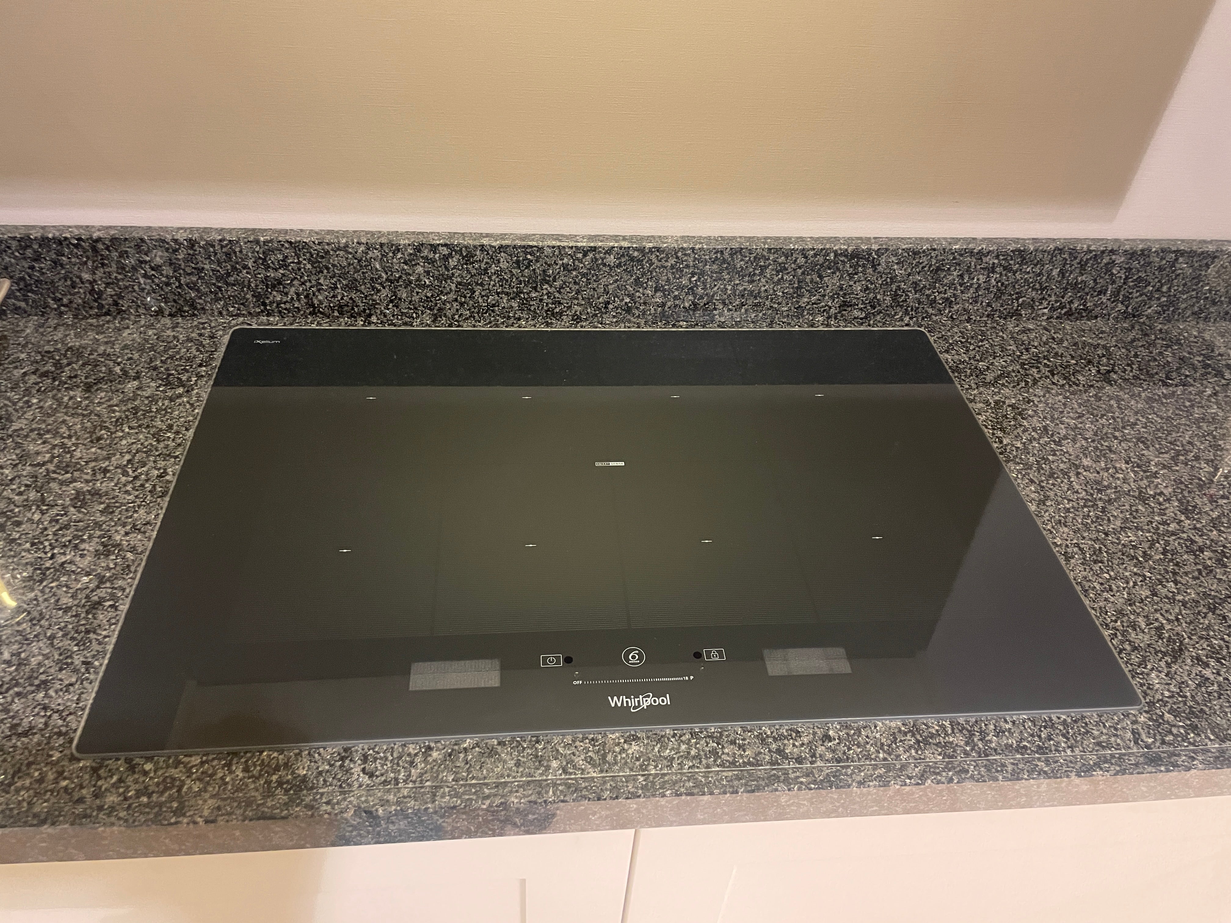 05205 - Landelijke keuken met ingebouwde kastenwand