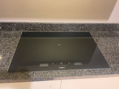 05205 - Landelijke keuken met ingebouwde kastenwand