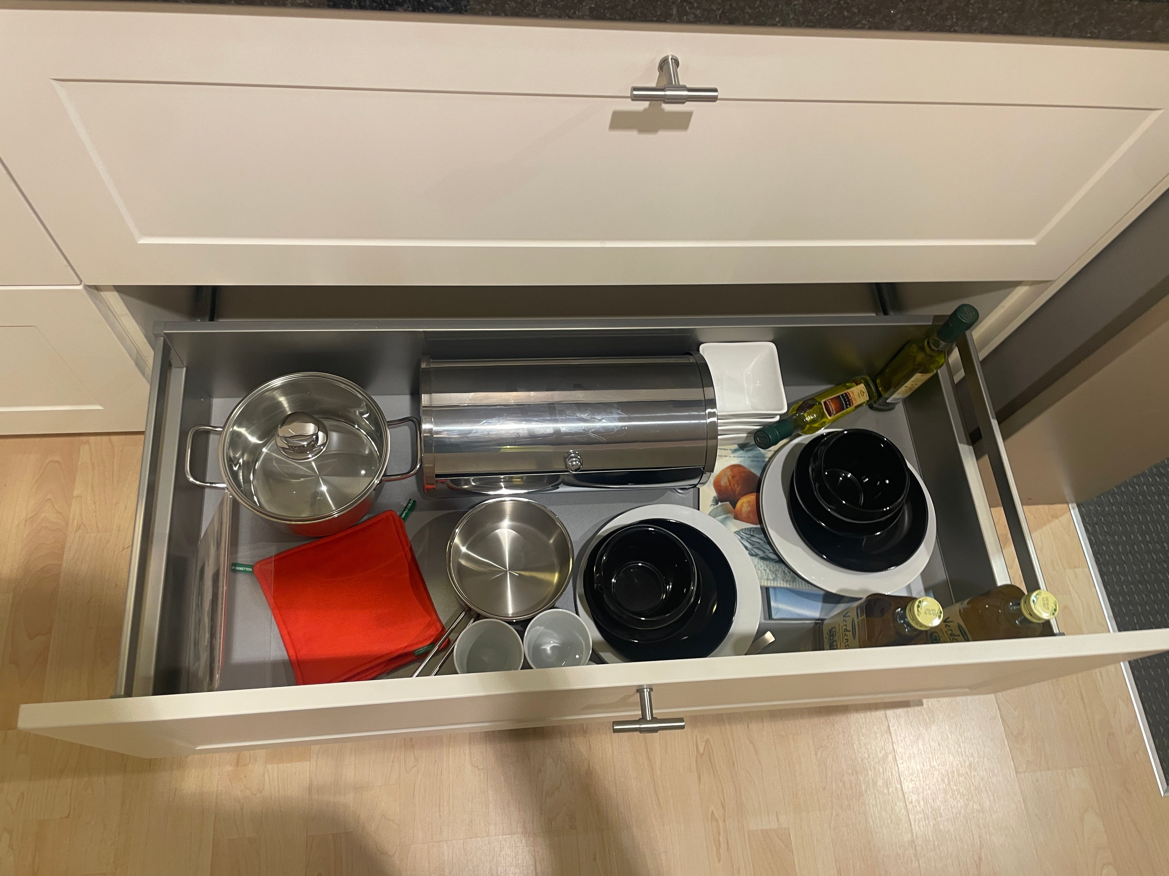 05205 - Landelijke keuken met ingebouwde kastenwand