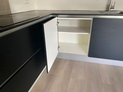 04897 - Mat zwarte hoekkeuken