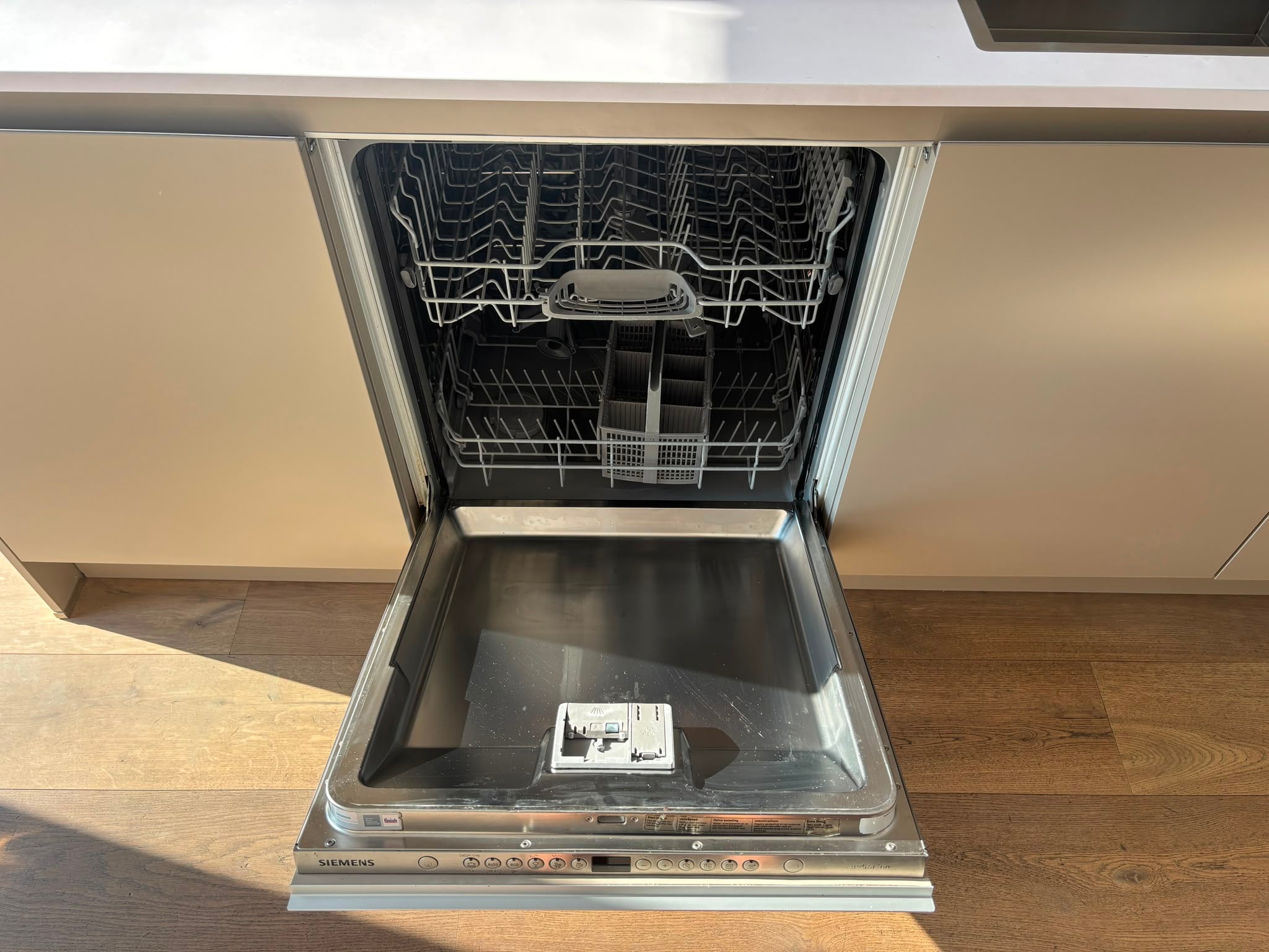 04755 - Beige eilandkeuken