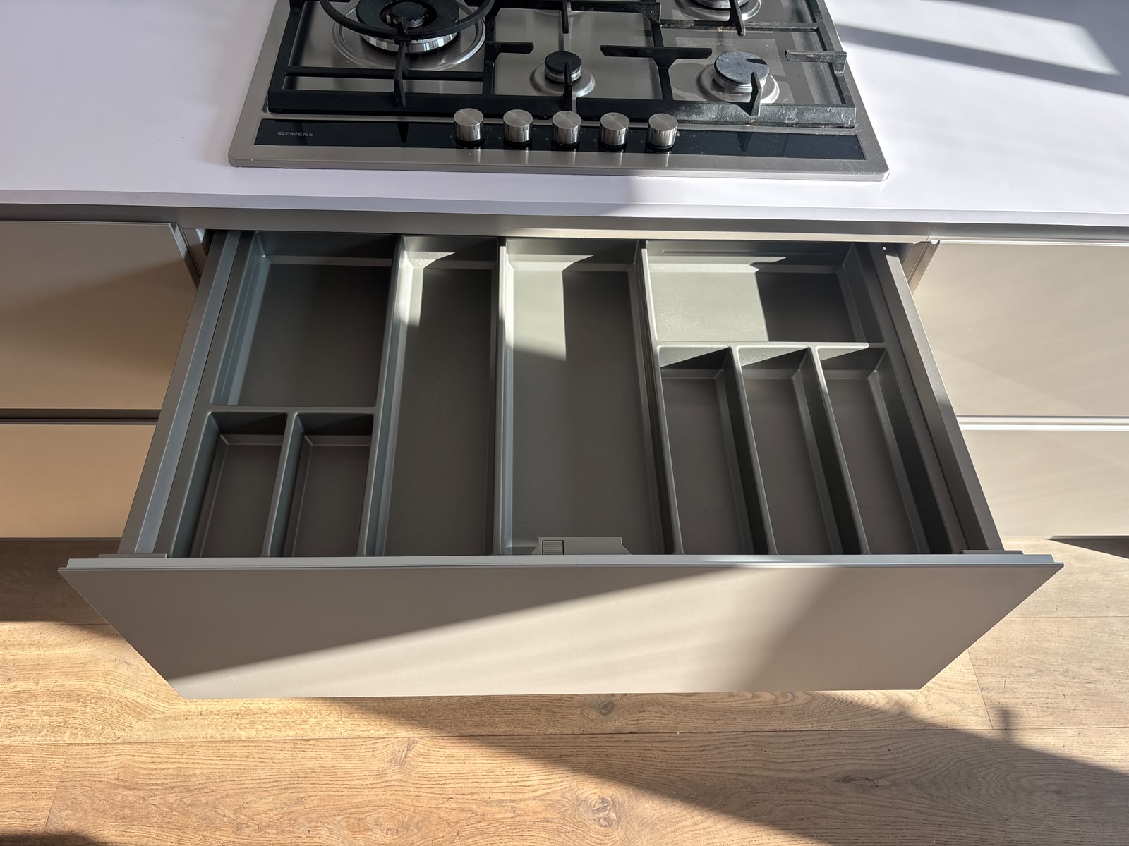 04755 - Beige eilandkeuken