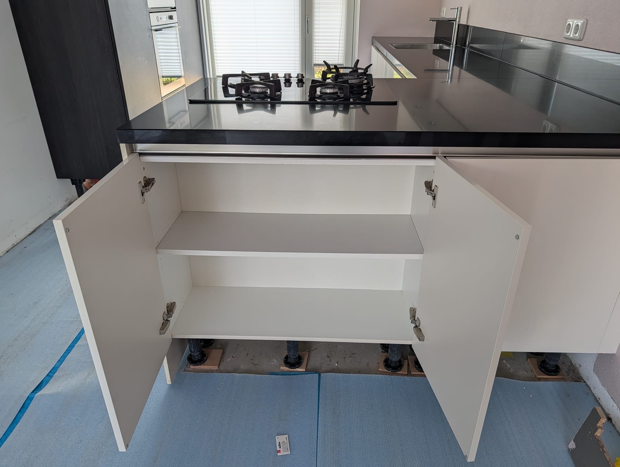 04707 - Moderne hoekkeuken met kastenwand