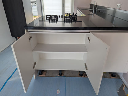 04707 - Moderne hoekkeuken met kastenwand