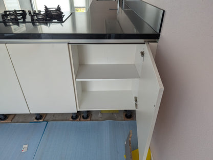 04707 - Moderne hoekkeuken met kastenwand