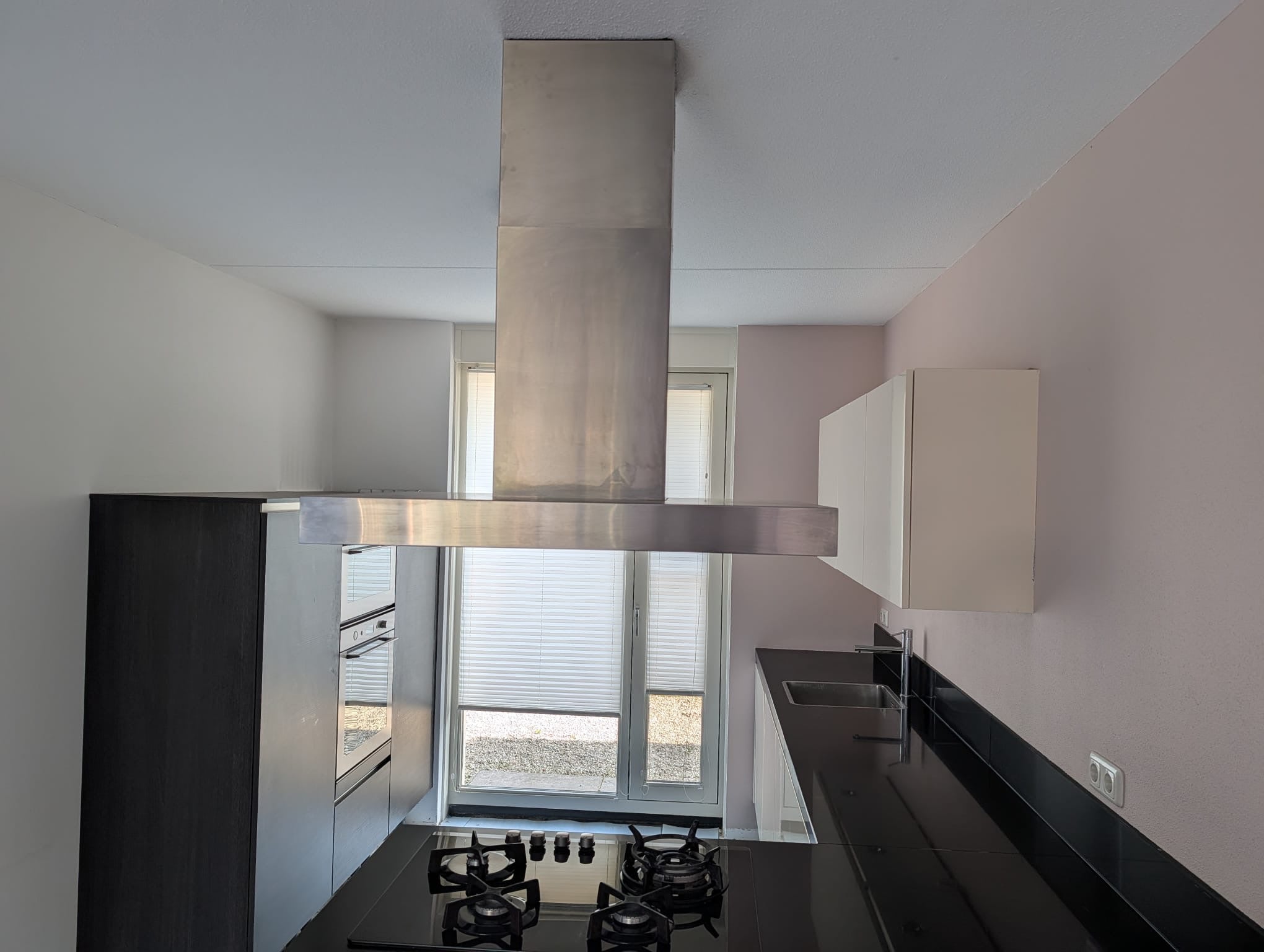 04707 - Moderne hoekkeuken met kastenwand