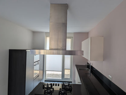 04707 - Moderne hoekkeuken met kastenwand