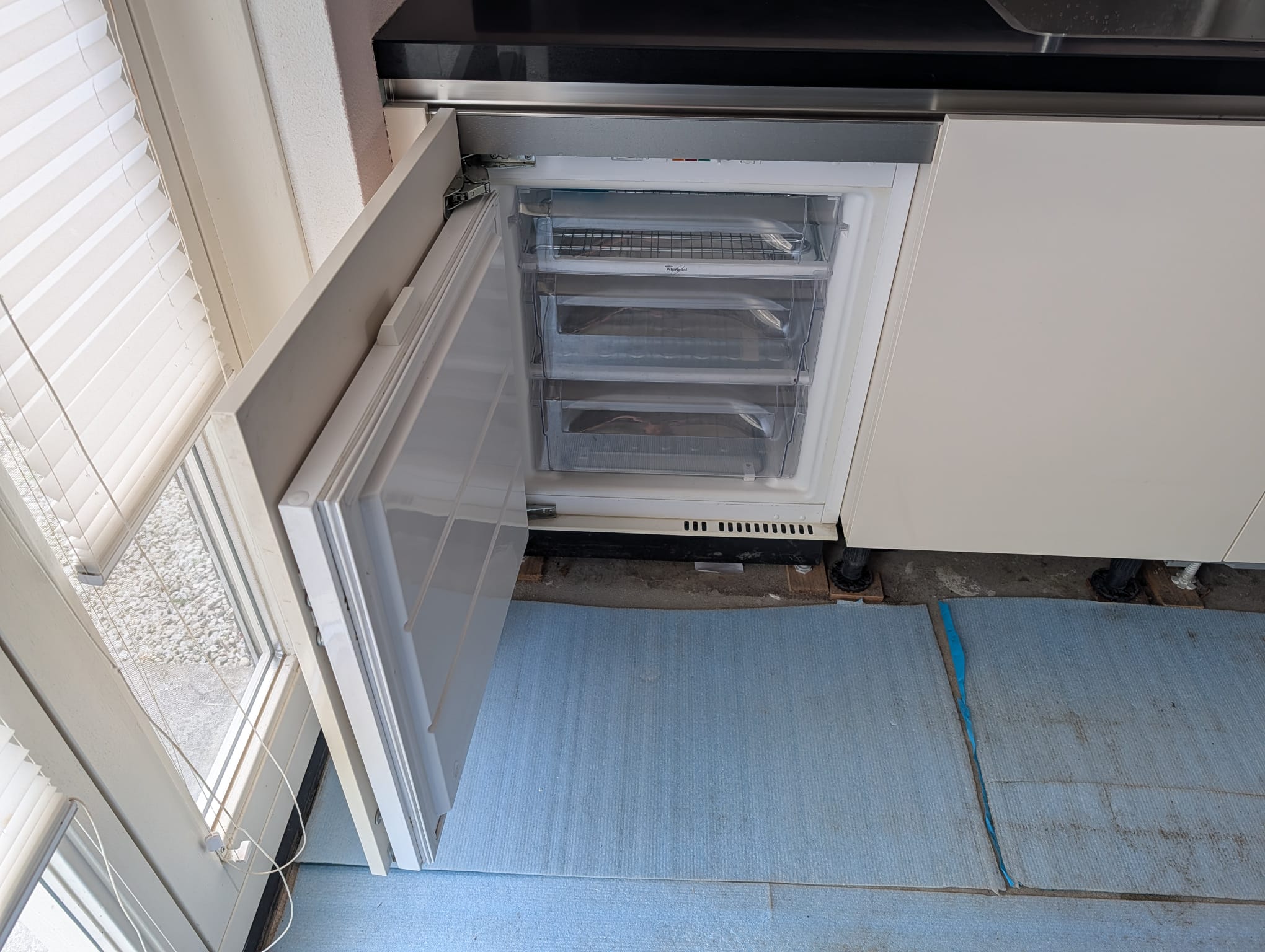 04707 - Moderne hoekkeuken met kastenwand