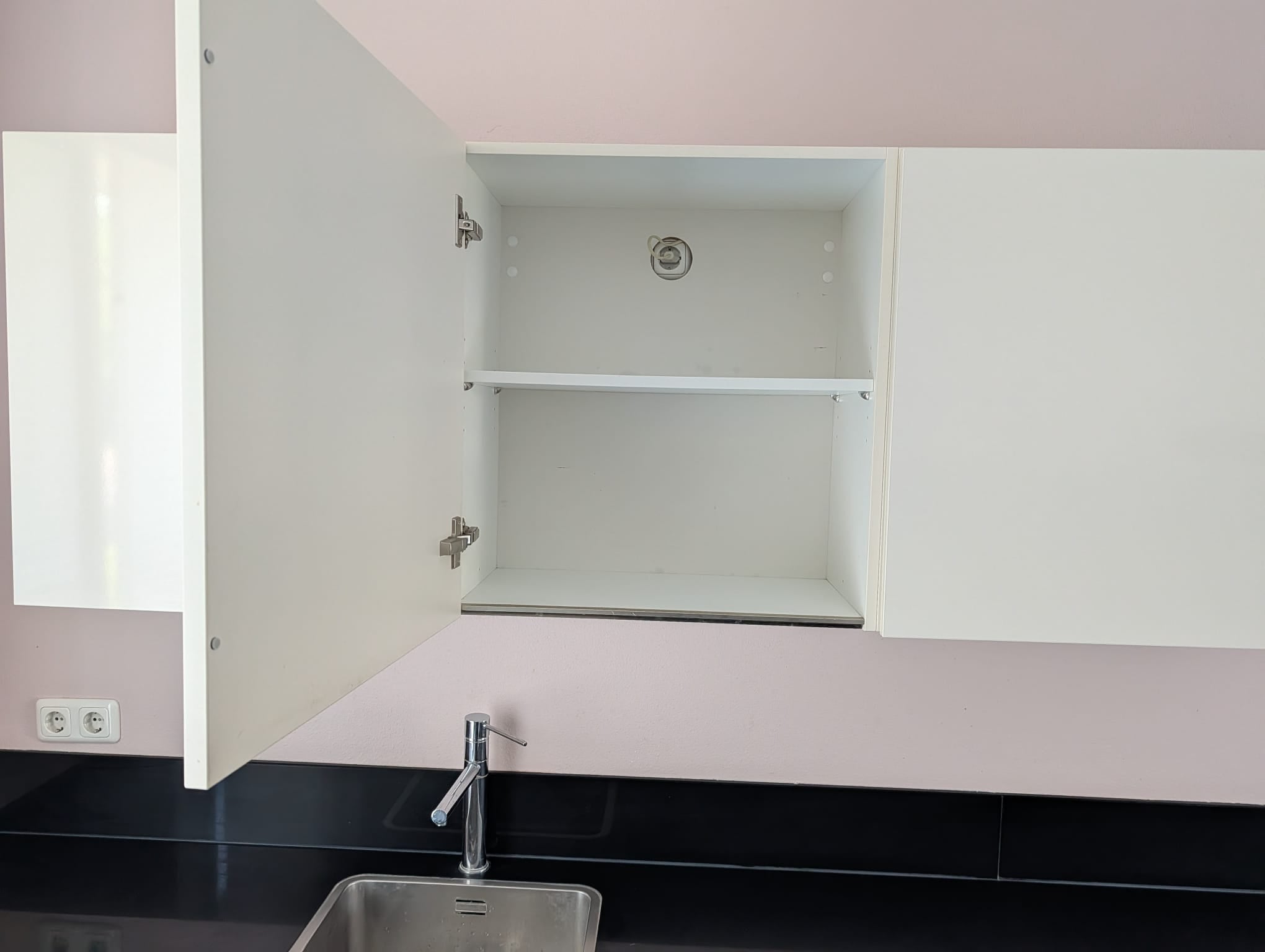 04707 - Moderne hoekkeuken met kastenwand