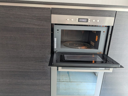 04707 - Moderne hoekkeuken met kastenwand