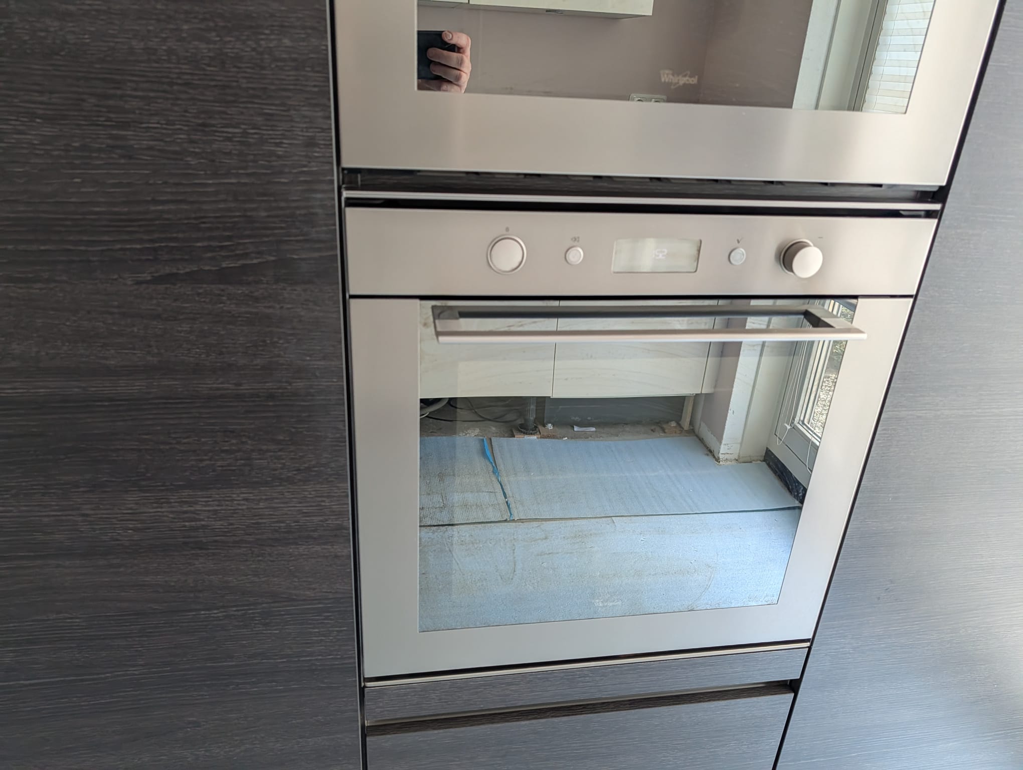 04707 - Moderne hoekkeuken met kastenwand