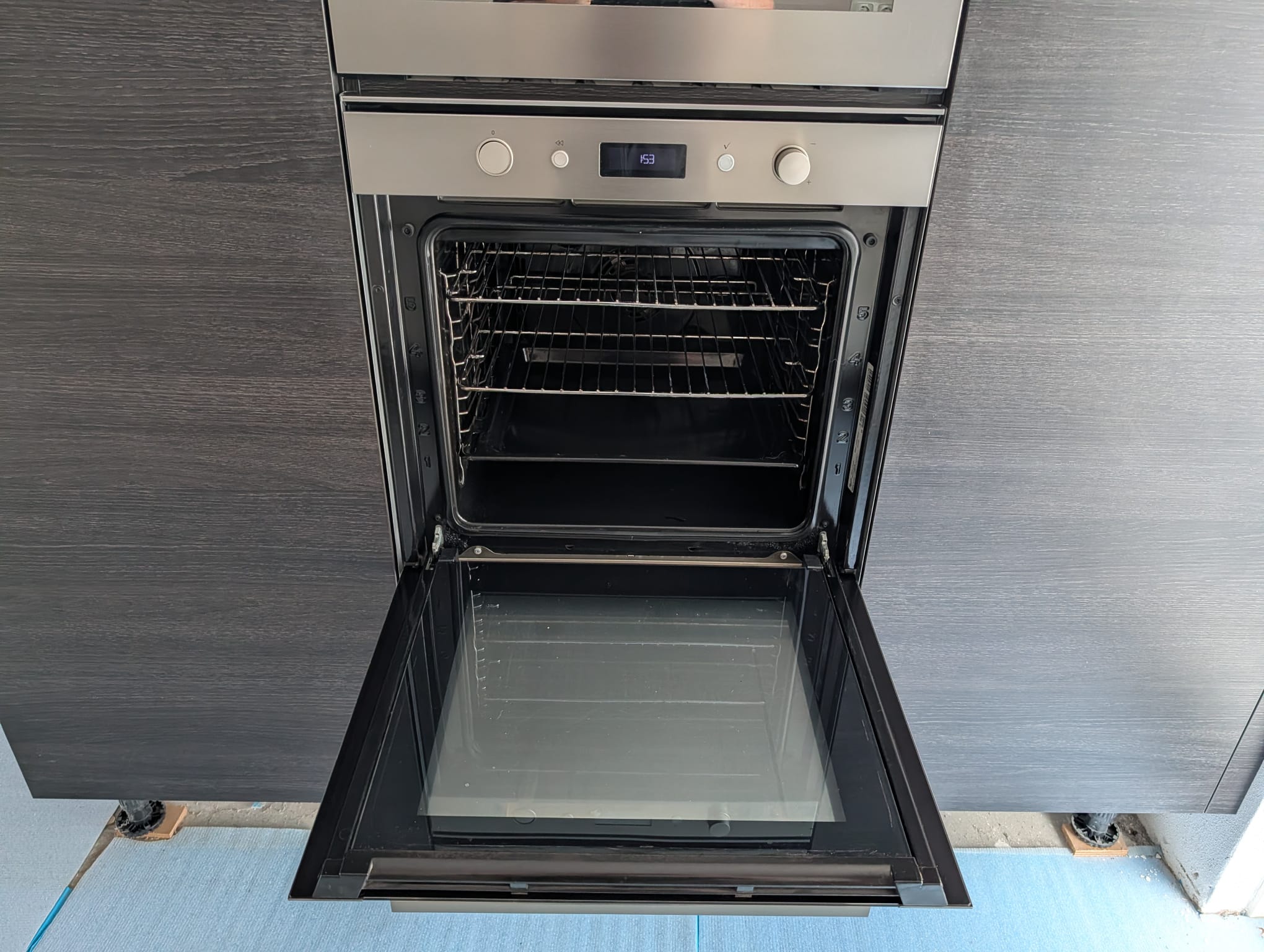 04707 - Moderne hoekkeuken met kastenwand