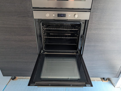 04707 - Moderne hoekkeuken met kastenwand