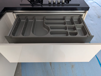 04707 - Moderne hoekkeuken met kastenwand