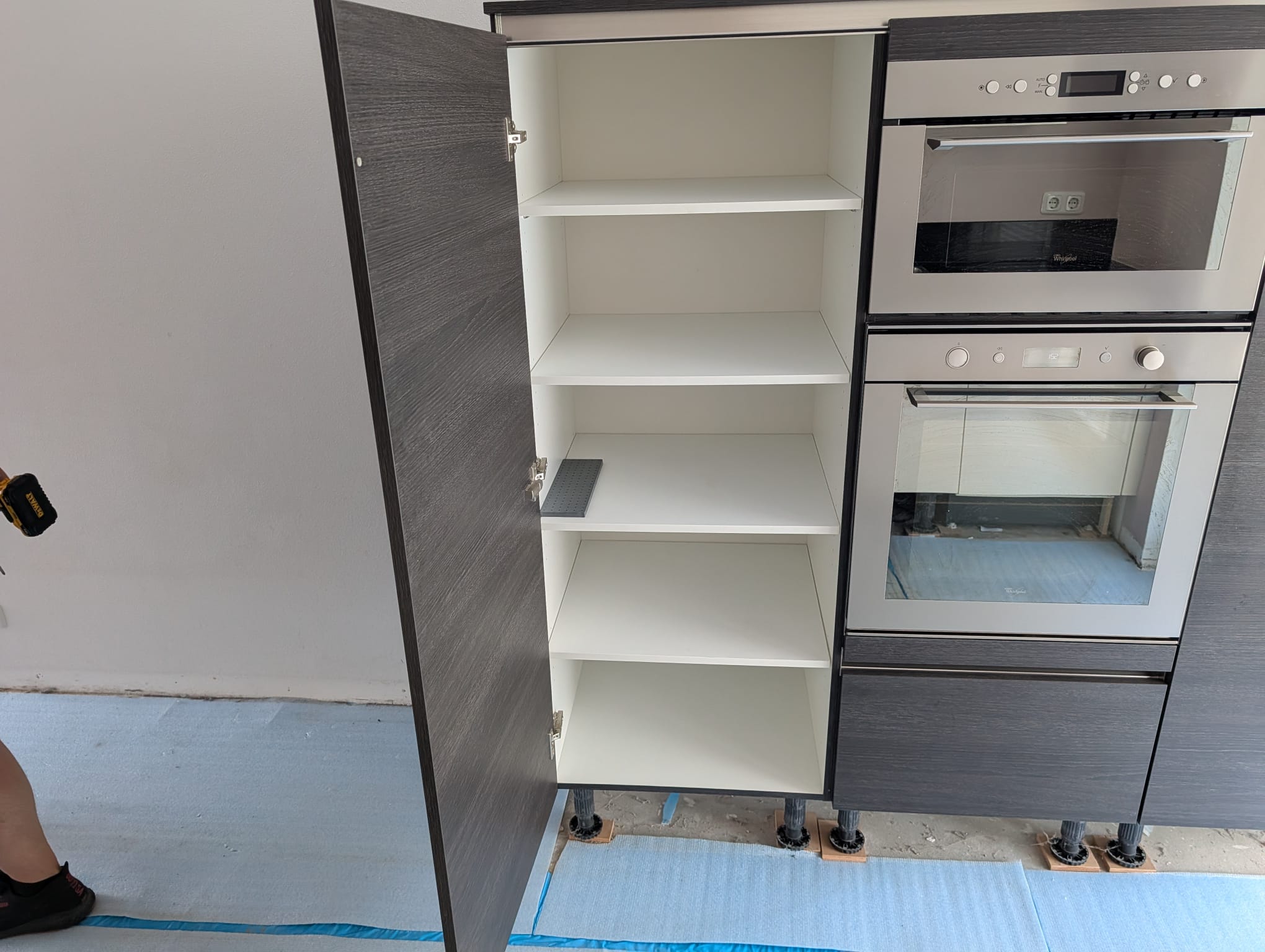 04707 - Moderne hoekkeuken met kastenwand