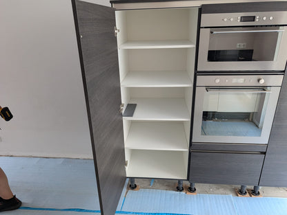 04707 - Moderne hoekkeuken met kastenwand
