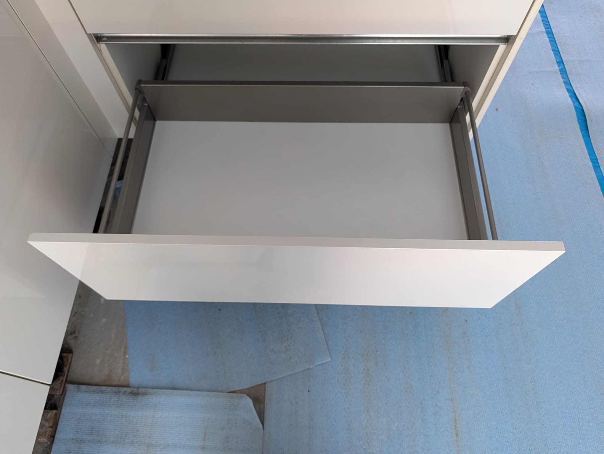 04707 - Moderne hoekkeuken met kastenwand