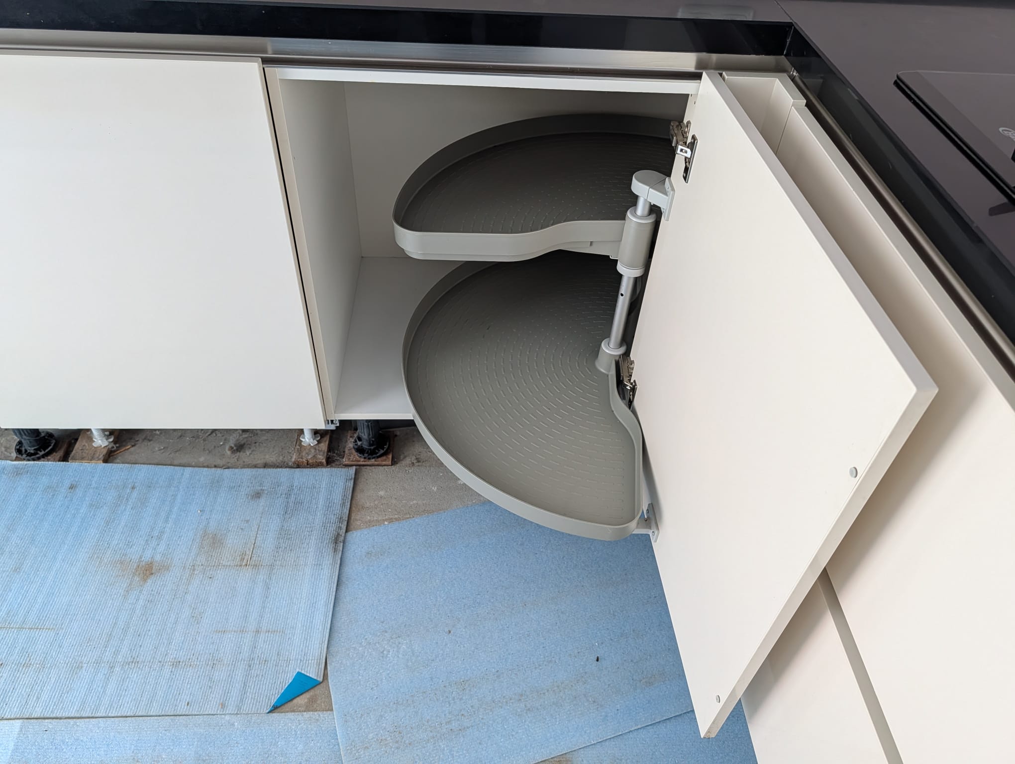 04707 - Moderne hoekkeuken met kastenwand