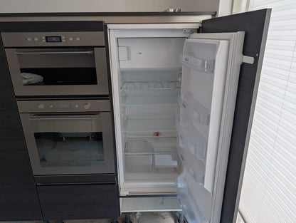 04707 - Moderne hoekkeuken met kastenwand