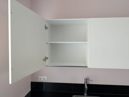 04707 - Moderne hoekkeuken met kastenwand