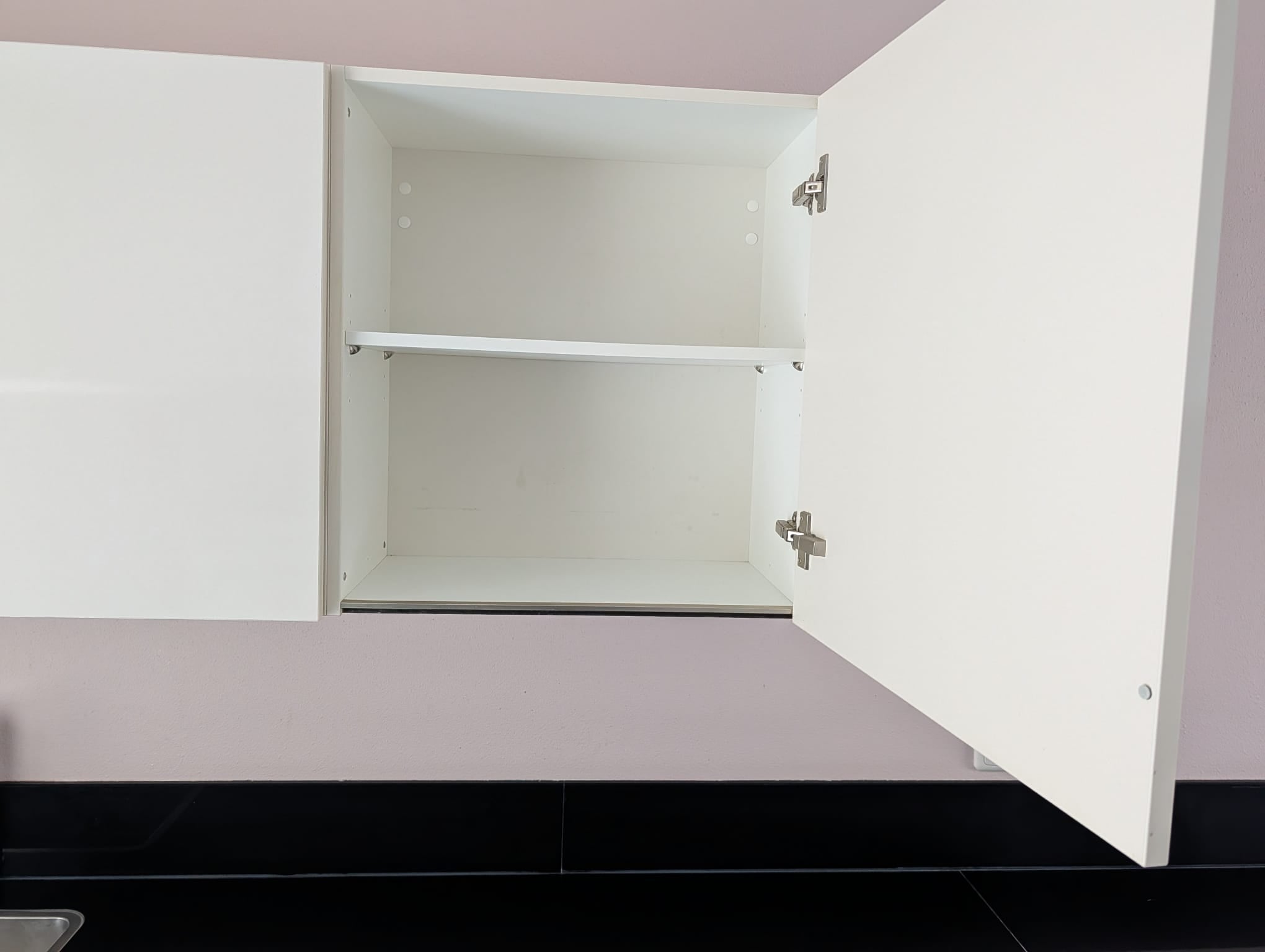 04707 - Moderne hoekkeuken met kastenwand