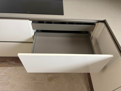 05047 - Moderne hoogglans witte hoekkeuken