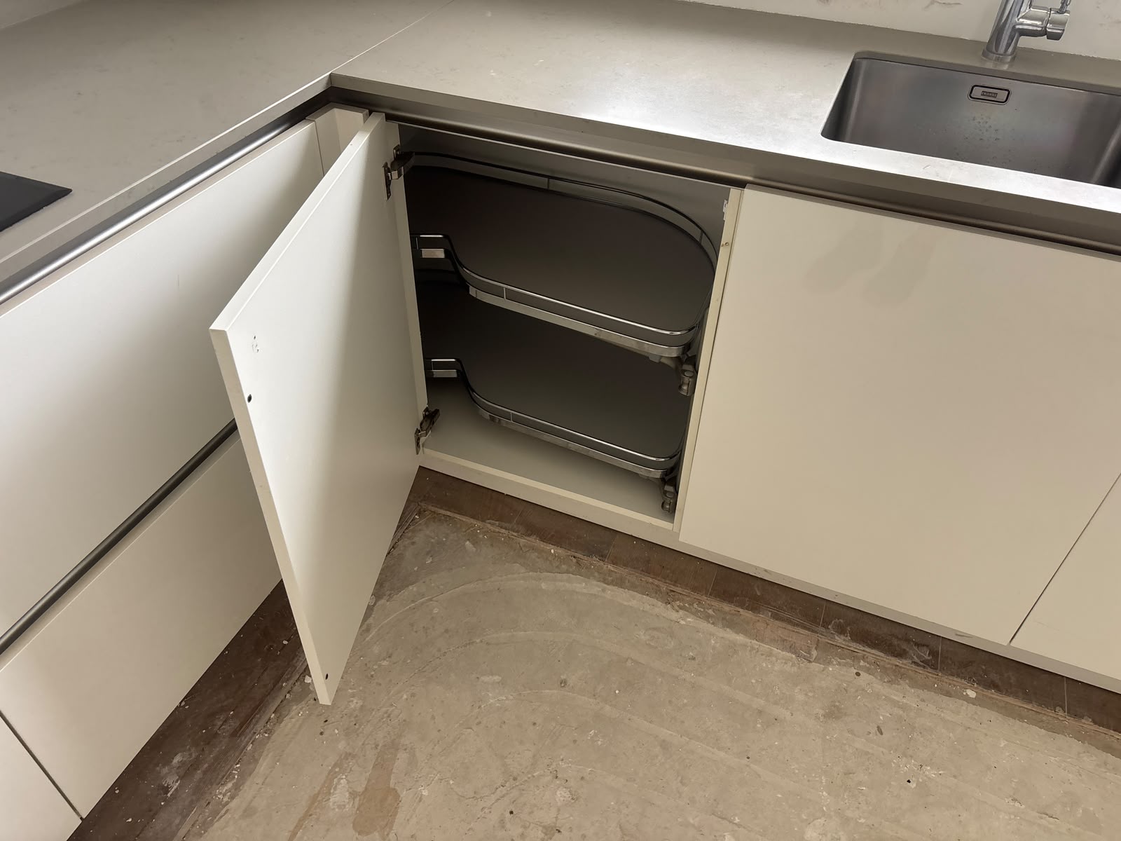 05047 - Moderne hoogglans witte hoekkeuken
