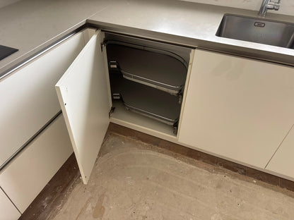 05047 - Moderne hoogglans witte hoekkeuken