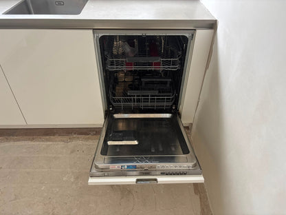 05047 - Moderne hoogglans witte hoekkeuken