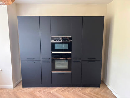 03863 - Zwarte hoekkeuken met kastenwand