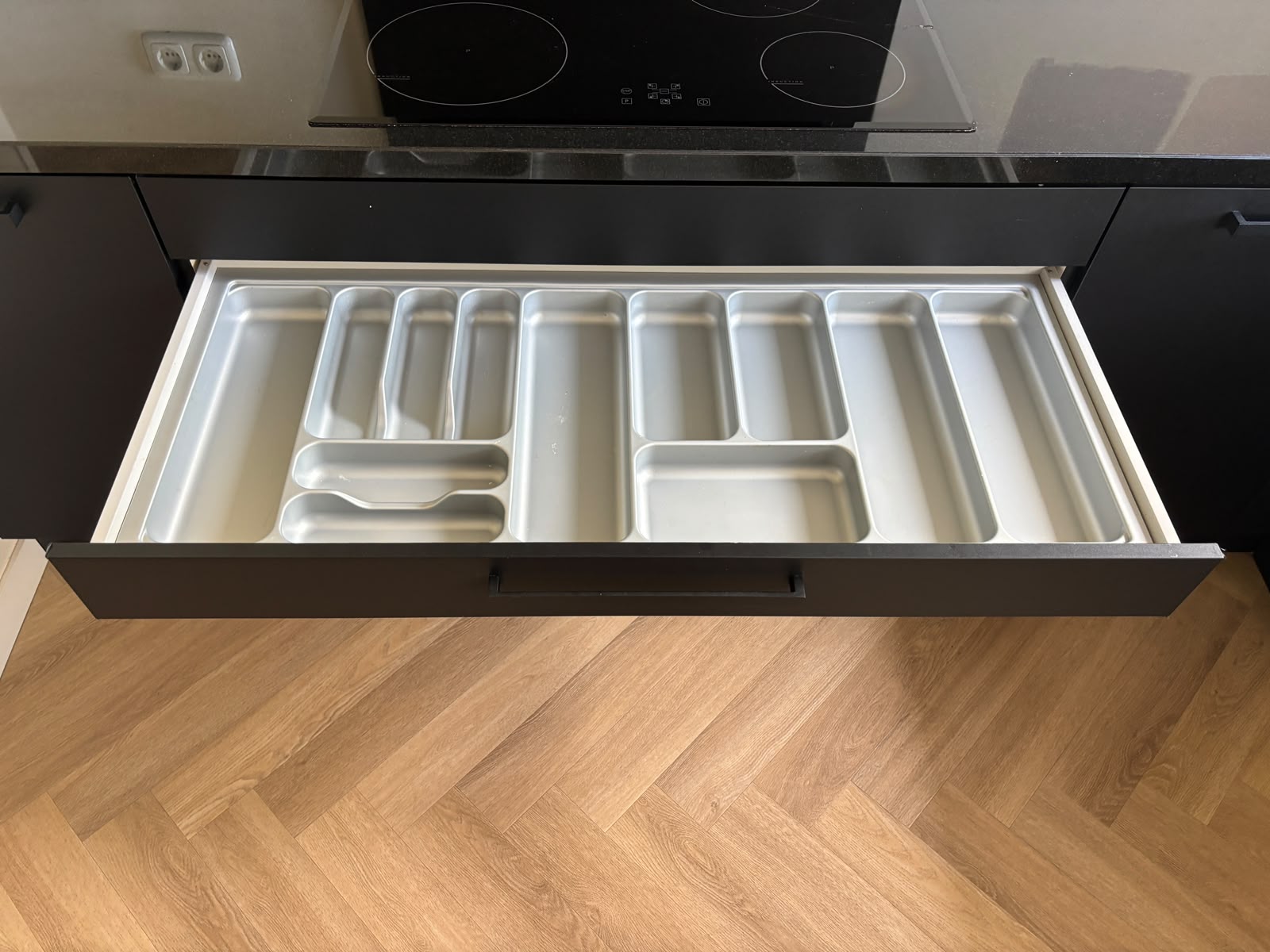 03863 - Zwarte hoekkeuken met kastenwand