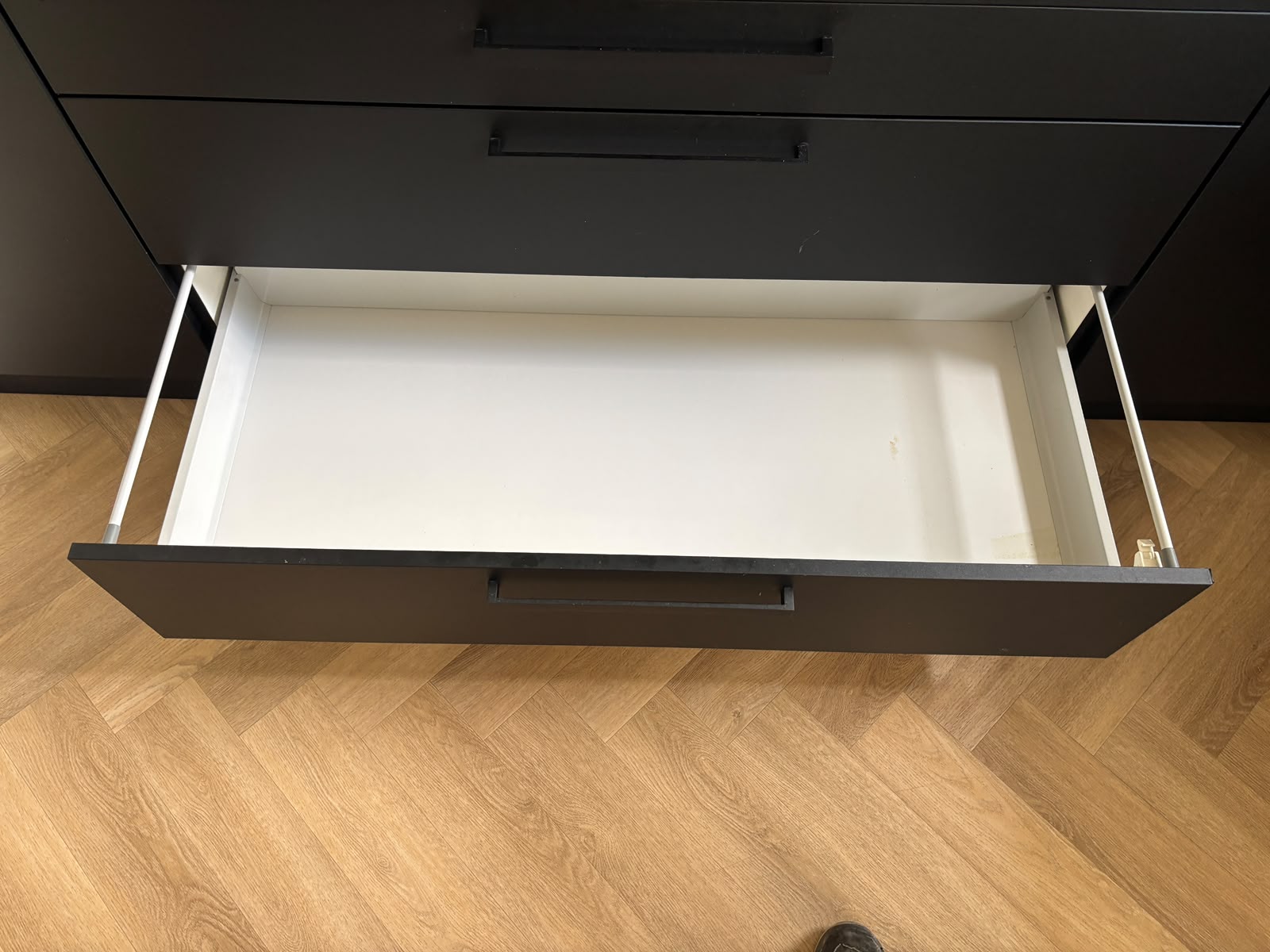 03863 - Zwarte hoekkeuken met kastenwand