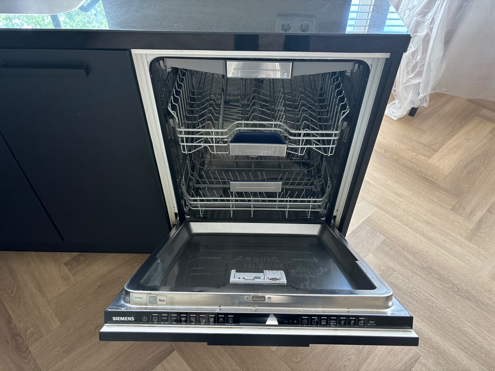 03863 - Zwarte hoekkeuken met kastenwand