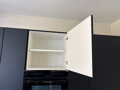 03863 - Zwarte hoekkeuken met kastenwand