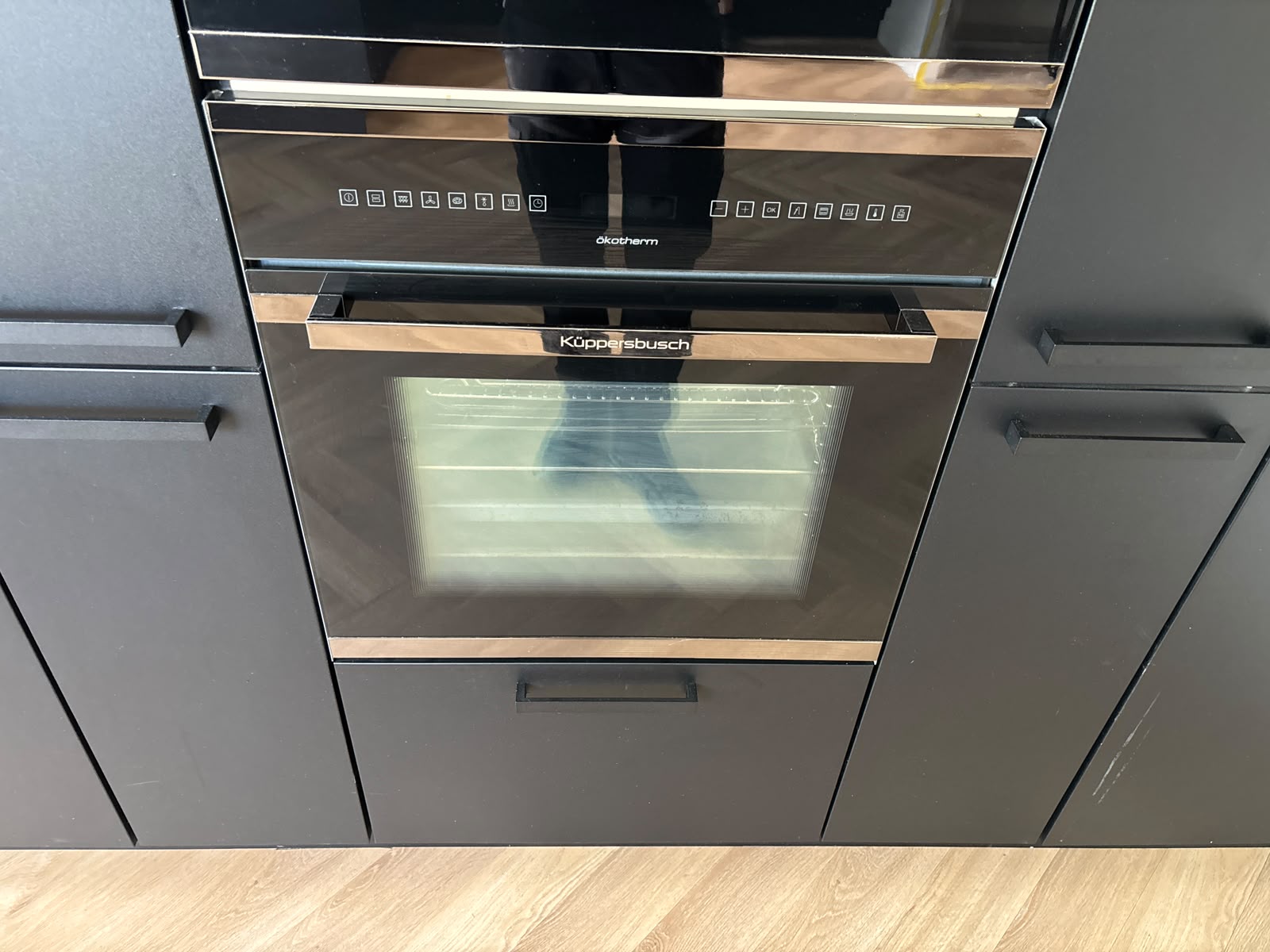 03863 - Zwarte hoekkeuken met kastenwand