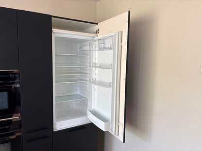 03863 - Zwarte hoekkeuken met kastenwand