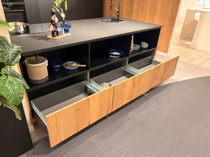 05424 - Zwarte eilandkeuken met houtlook