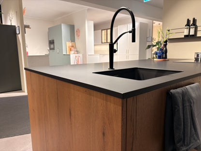 05424 - Zwarte eilandkeuken met houtlook