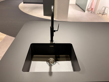 05424 - Zwarte eilandkeuken met houtlook