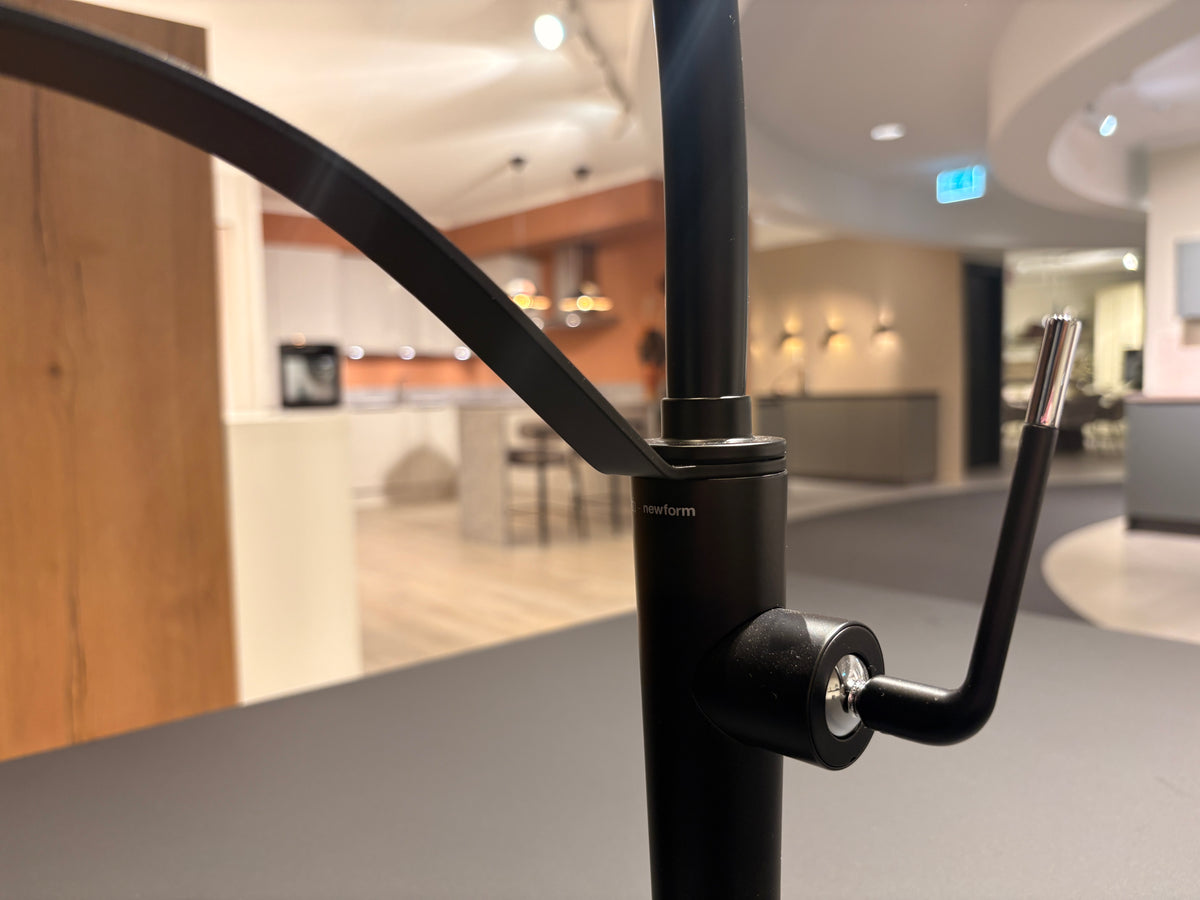 05424 - Zwarte eilandkeuken met houtlook